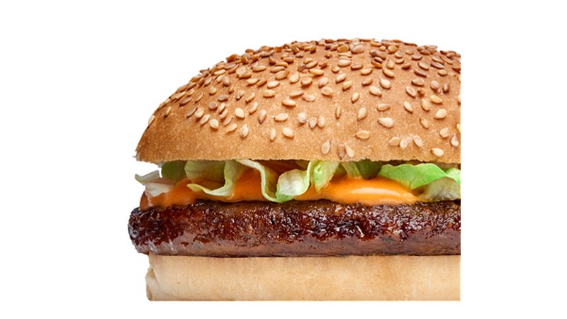 Officiële FEBO-productfoto van de Grillburger met sla en Grillburgersaus op een sesambroodje