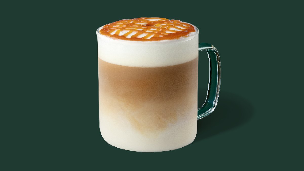 Officiële productfoto van een Starbucks Caramel Macchiato met karamelraster op het schuim in een glazen mok
