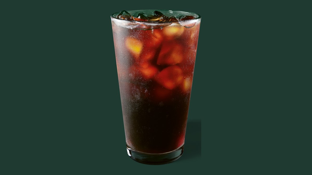 Officiële Starbucks-productfoto van een Cold Brew met ijsblokjes in een hoog glas