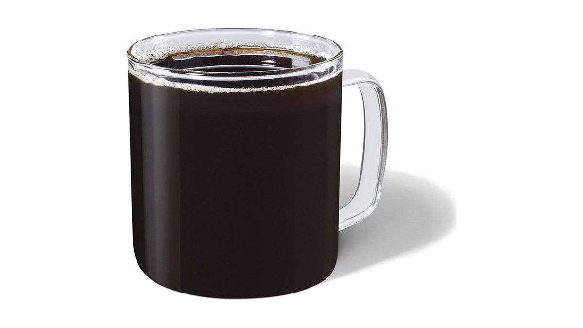 Officiële Starbucks-productfoto van filterkoffie in een glazen mok op een witte achtergrond