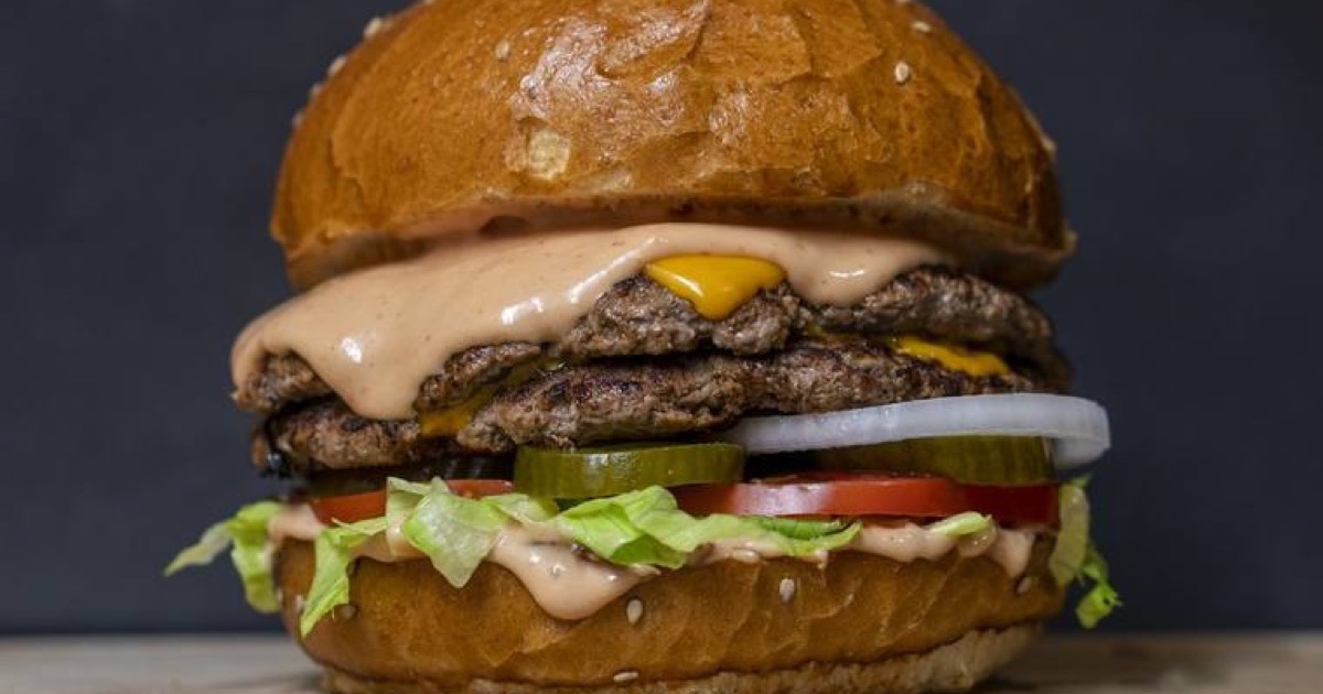 Dubbele cheeseburger met smeltende kaas, saus en ui, vergelijkbaar met de opbouw van de McDonald's Big Arch