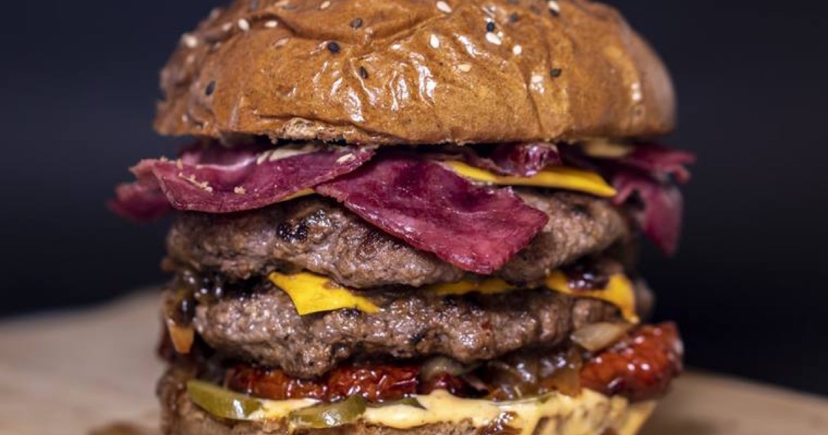 Dubbele rundvleesburger met extra kaas en beleg, vergelijkbaar met de opbouw van de Big King XXL