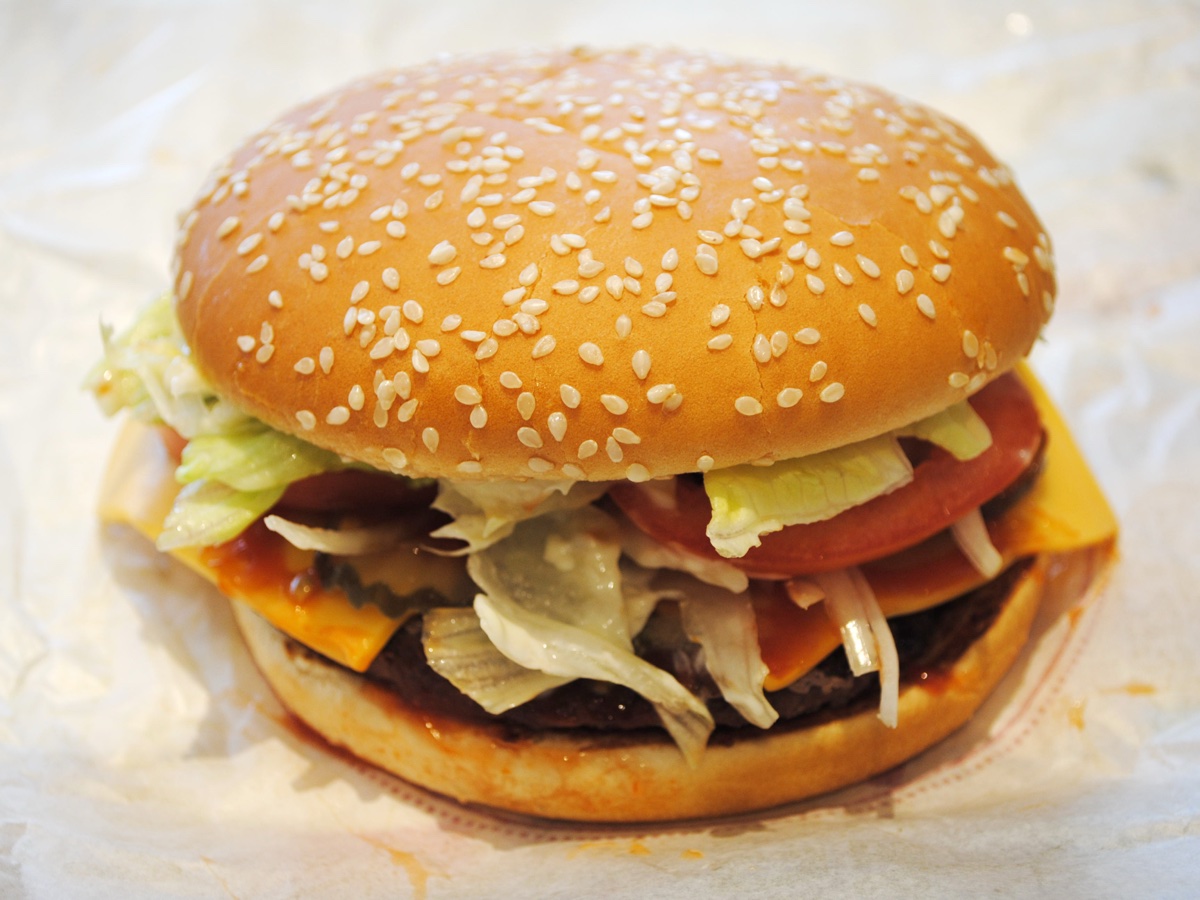 Whopper van Burger King met sla, tomaat, ui en kaas op een sesambroodje